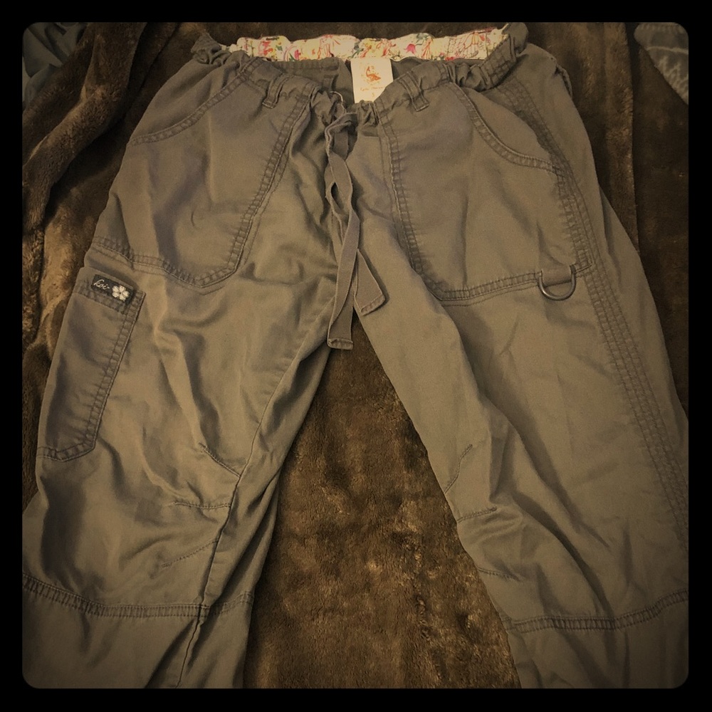 Koi drawstring Scrub bottoms in grey- size small